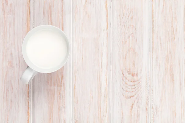 Kopje melk op tafel — Stockfoto