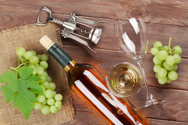 群的葡萄、 葡萄酒和开瓶器 — 图库照片