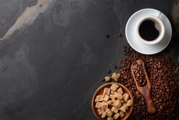 Šálek kávy, fazole a cukru na stole — Stock fotografie