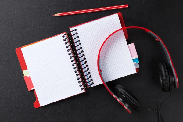 Birou cu notepad și căști — Fotografie, imagine de stoc
