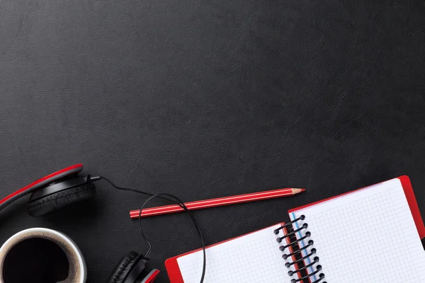 Escritorio con bloc de notas, café y auriculares — Foto de Stock