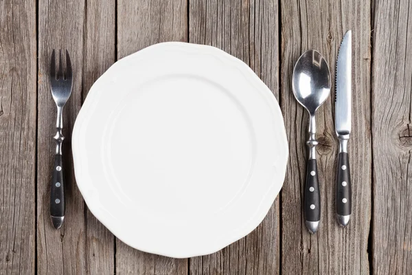 Empty plate and silverware — Stock Photo, Image