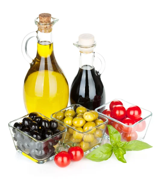Olivy, rajčata, byliny a koření — Stock fotografie