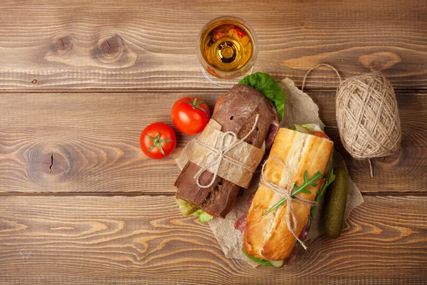 Två smörgåsar och vitt vin — Stockfoto