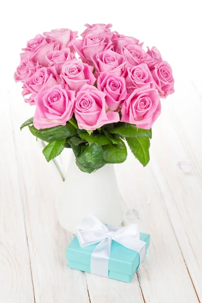Rosa rosas buquê e caixa de presente — Fotografia de Stock