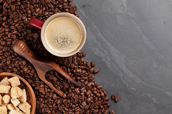 Xícara de café, feijão e açúcar na mesa — Fotografia de Stock
