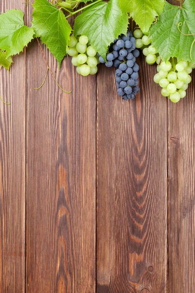 Ramo de uvas en la mesa — Foto de Stock