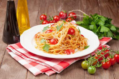 Spagetti makarna domates ve maydanoz ile