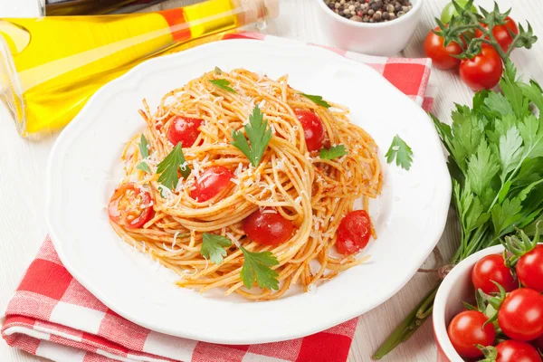 Spagetti makarna domates ve maydanoz ile — Stok fotoğraf