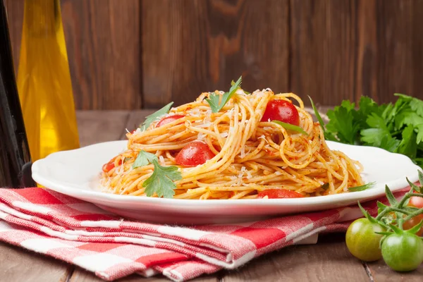 Špagety s rajčaty a petrželkou — Stock fotografie