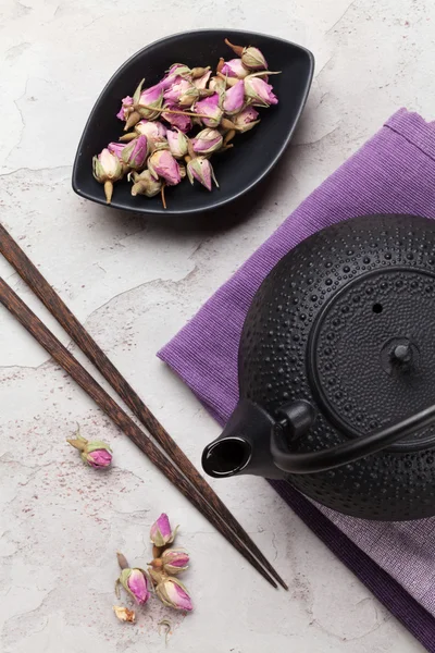 Tetera y té rosa asiática — Foto de Stock