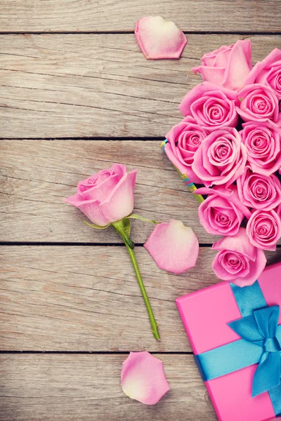 Caixa de presente do dia dos namorados com rosas — Fotografia de Stock