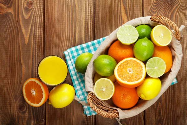 Citrusové plody a sklenici šťávy. — Stock fotografie