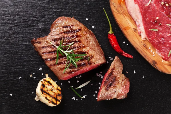 Grilovaný hovězí steak s rozmarýnem a paprikou — Stock fotografie