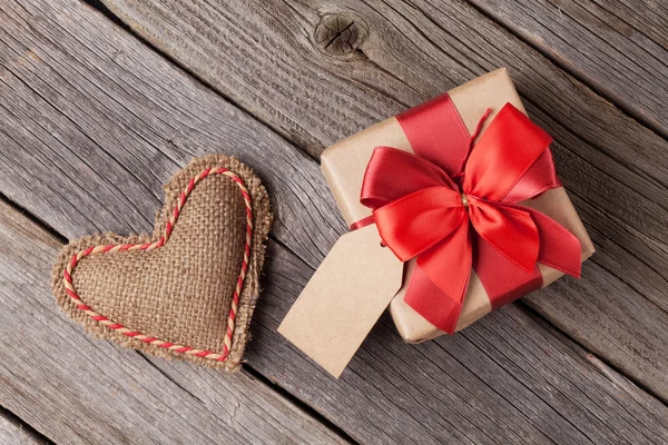 Valentines day toy heart and gift — Zdjęcie stockowe