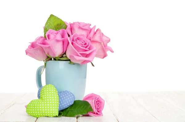 Pink roses bouquet and toy hearts — Stock Photo, Image