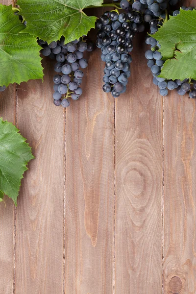 Raisins rouges sur table en bois — Photo