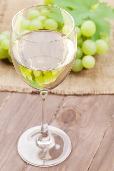 Beyaz şarap kadehi ve üzüm. — Stok fotoğraf
