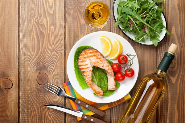 Grilled salmon and white wine on table — Stock Photo, Image