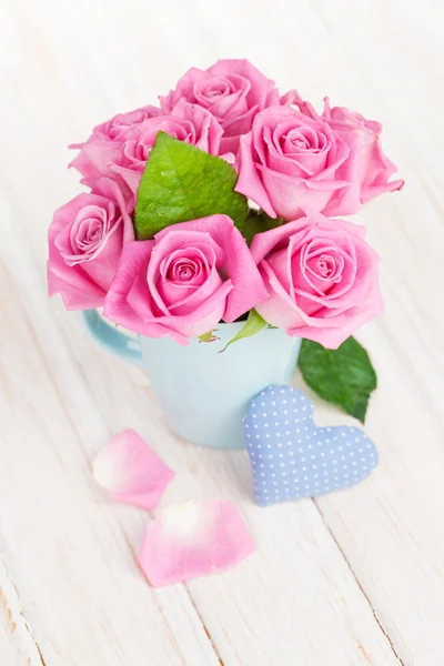 Pink roses bouquet and toy heart — Stock Photo, Image