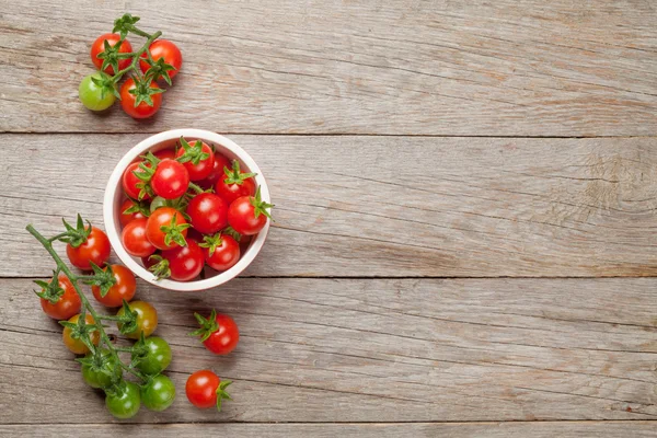 Wiśniowe pomidory w misce — Zdjęcie stockowe