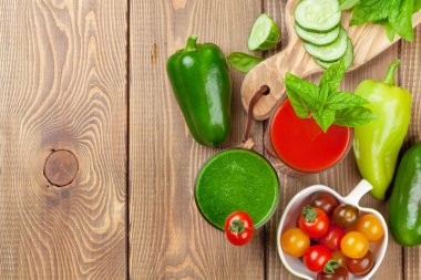 Taze sebze güler yüzlü. Domates ve salatalık