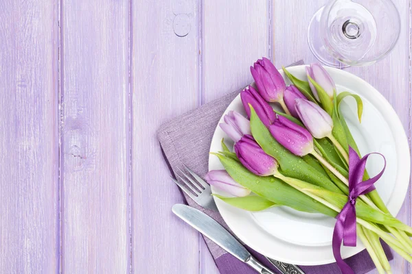 Фиолетовый букет тюльпанов над тарелкой — стоковое фото