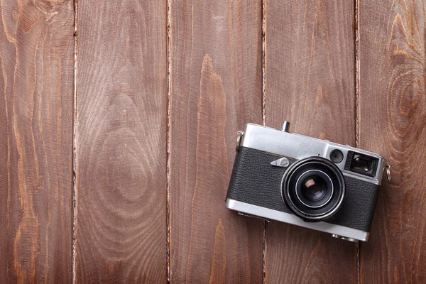 Câmera de filme vintage na mesa de madeira — Fotografia de Stock