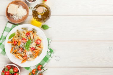 Renkli penne makarna domates ve fesleğen ile