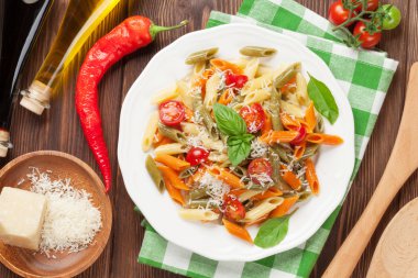 Renkli penne makarna domates ve fesleğen ile