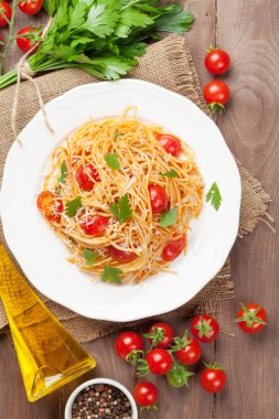 Spagetti makarna domates ve maydanoz ile