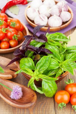 Taze çiftçiler domates ve fesleğen