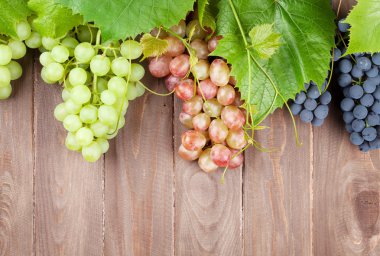 ahşap masa üstünde üzüm demet