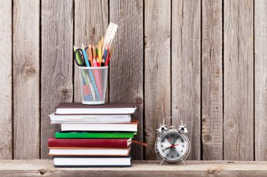 Kitaplar ve malzemeler ile ahşap raf