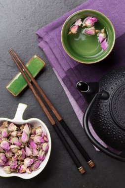 Asya gül çay ve çaydanlık