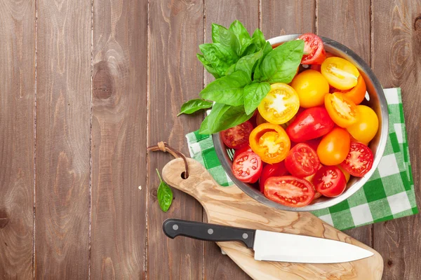 Frische bunte Tomaten und Basilikum — Stockfoto