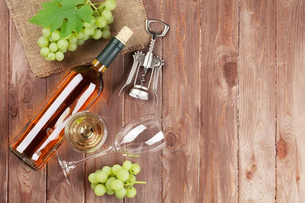 Bando de uvas, vinho branco e saca-rolhas — Fotografia de Stock
