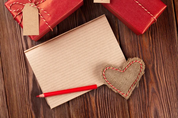 Valentines day heart and notepad — Stock Photo, Image