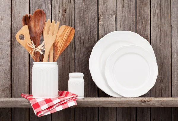 Kitchen cooking utensils on shelf — Stock Photo, Image