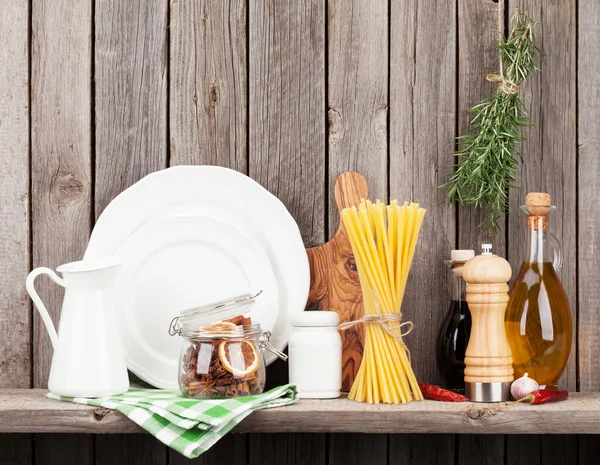 Keukengerei, kruiden en specerijen op plank — Stockfoto