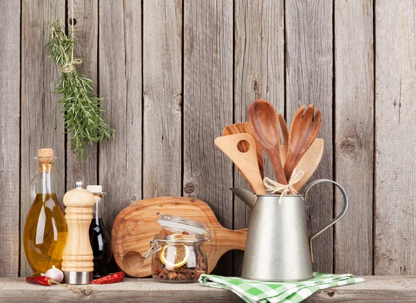 Utensílios de cozinha, ervas e especiarias na prateleira — Fotografia de Stock