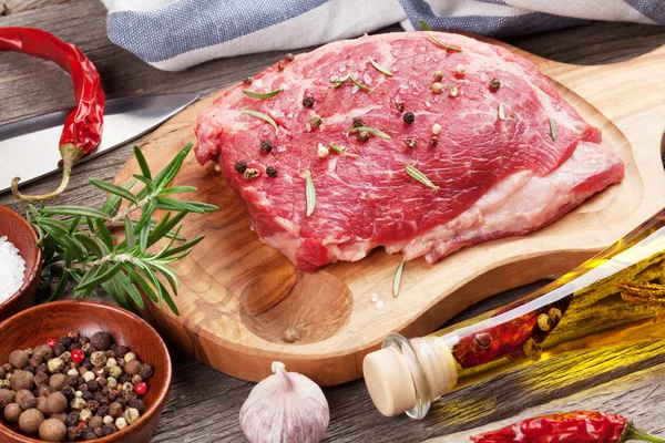 Bistecca di manzo cruda con spezie ed erbe aromatiche — Foto Stock