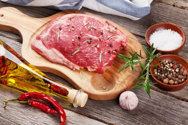 Bistecca di manzo cruda con spezie ed erbe aromatiche — Foto Stock