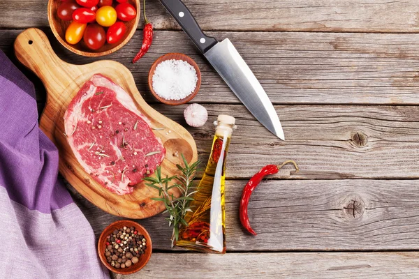 Filete de ternera crudo con especias y hierbas — Foto de Stock