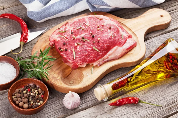 Raw beef steak and spices — Stock Photo, Image