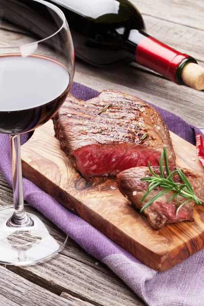 Bife grelhado e vinho — Fotografia de Stock