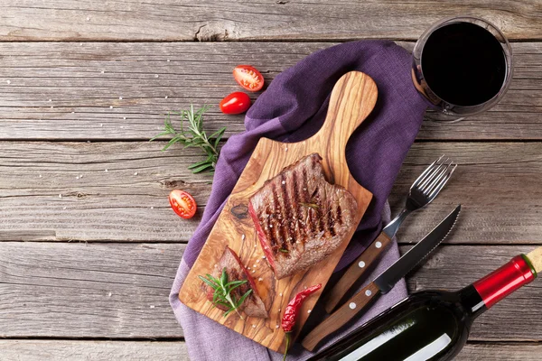 Steak de bœuf grillé et vin — Photo