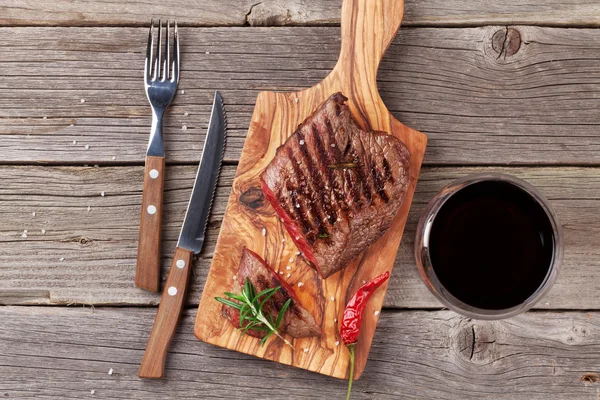 Grilovaný hovězí steak a víno — Stock fotografie