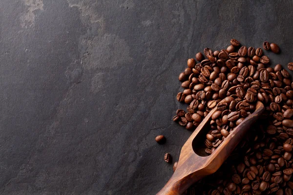 Grãos de café na mesa de pedra — Fotografia de Stock