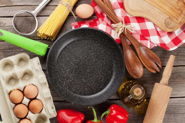 Kochutensilien und Zutaten — Stockfoto